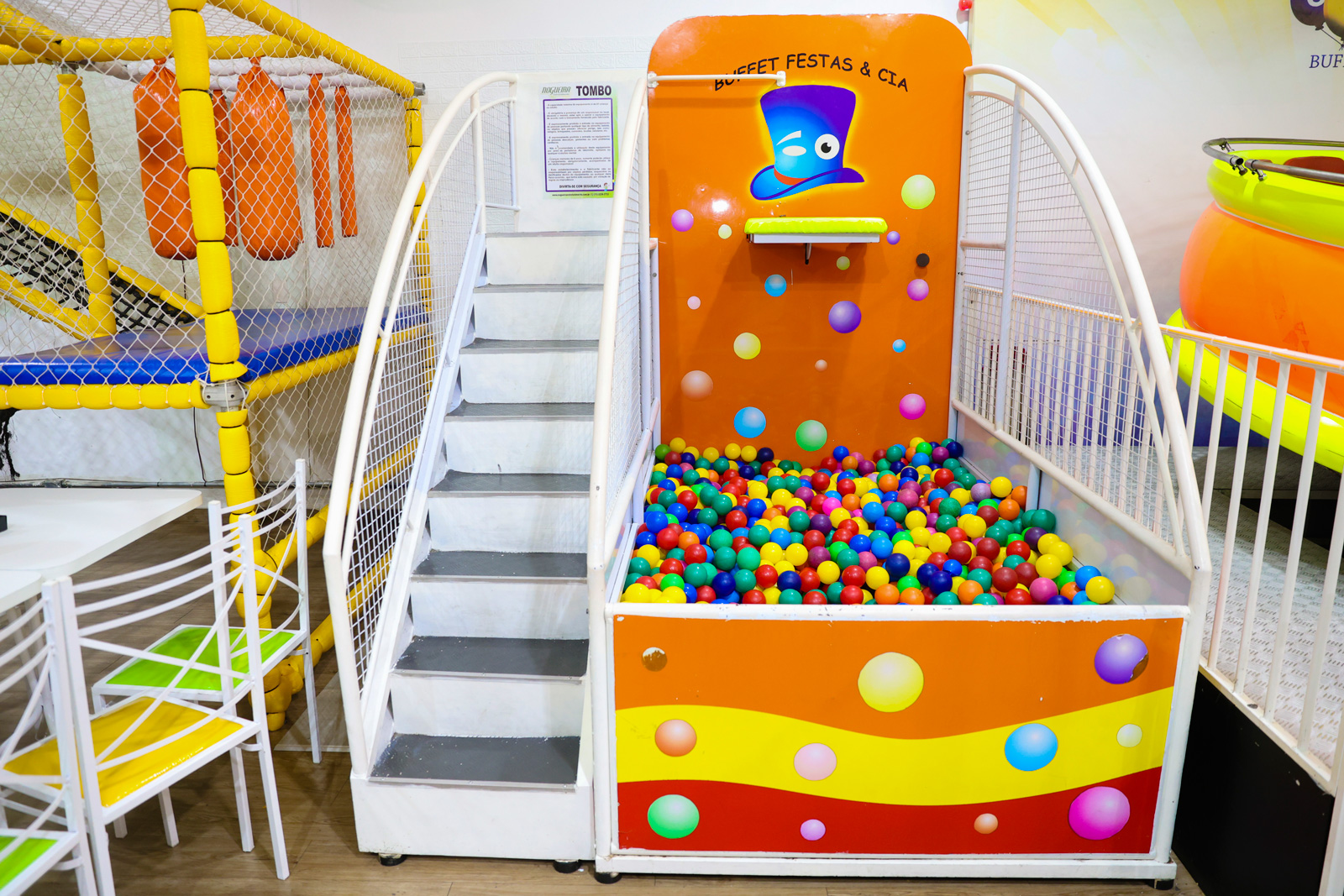 Tombo na piscina de bolinhas