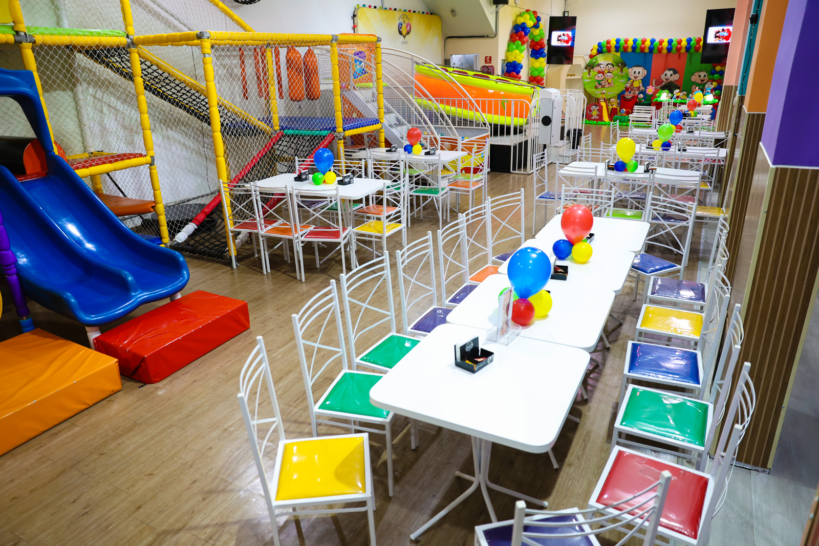 Fachada amarela com arco de balões