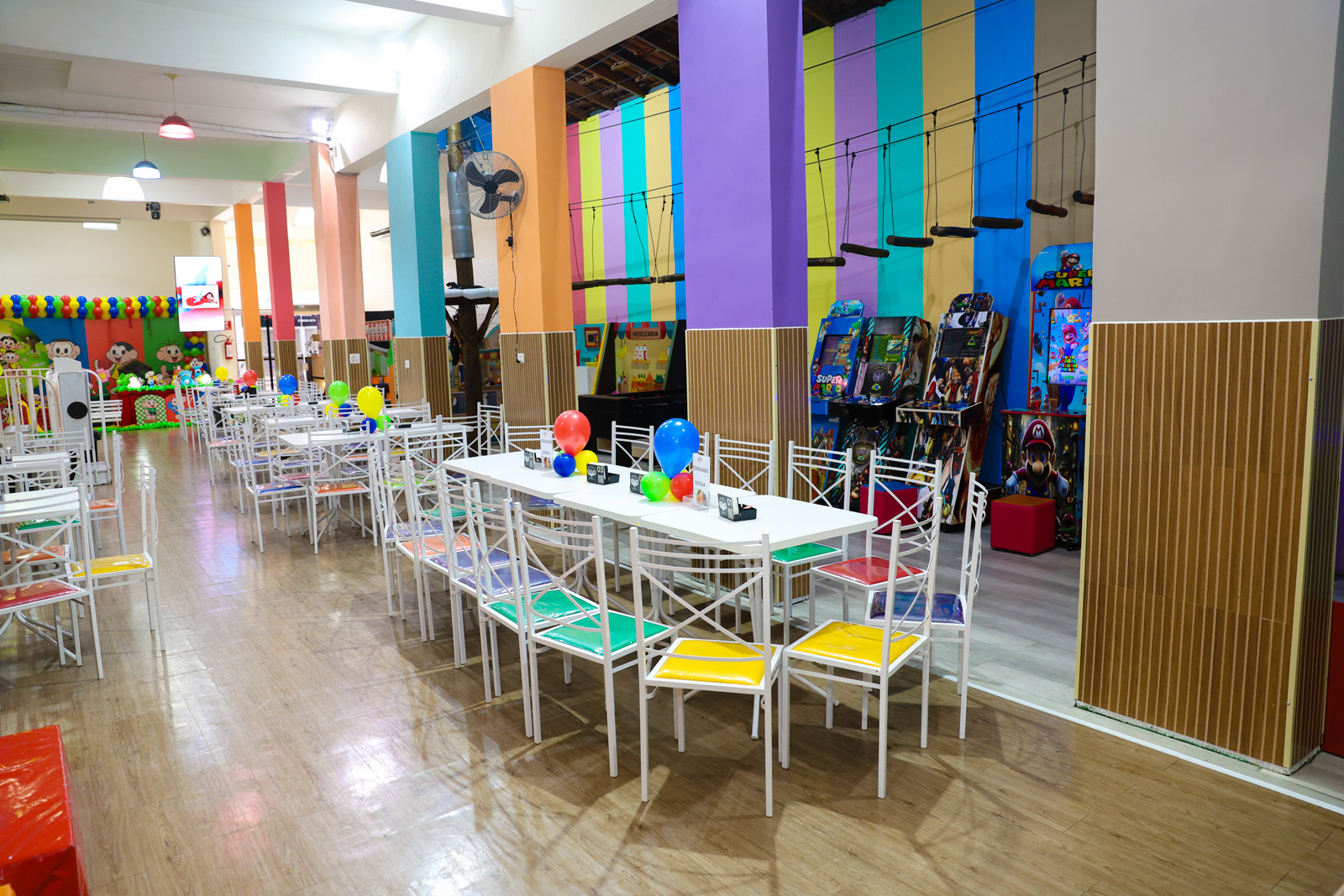 Salão principal com mesas coloridas