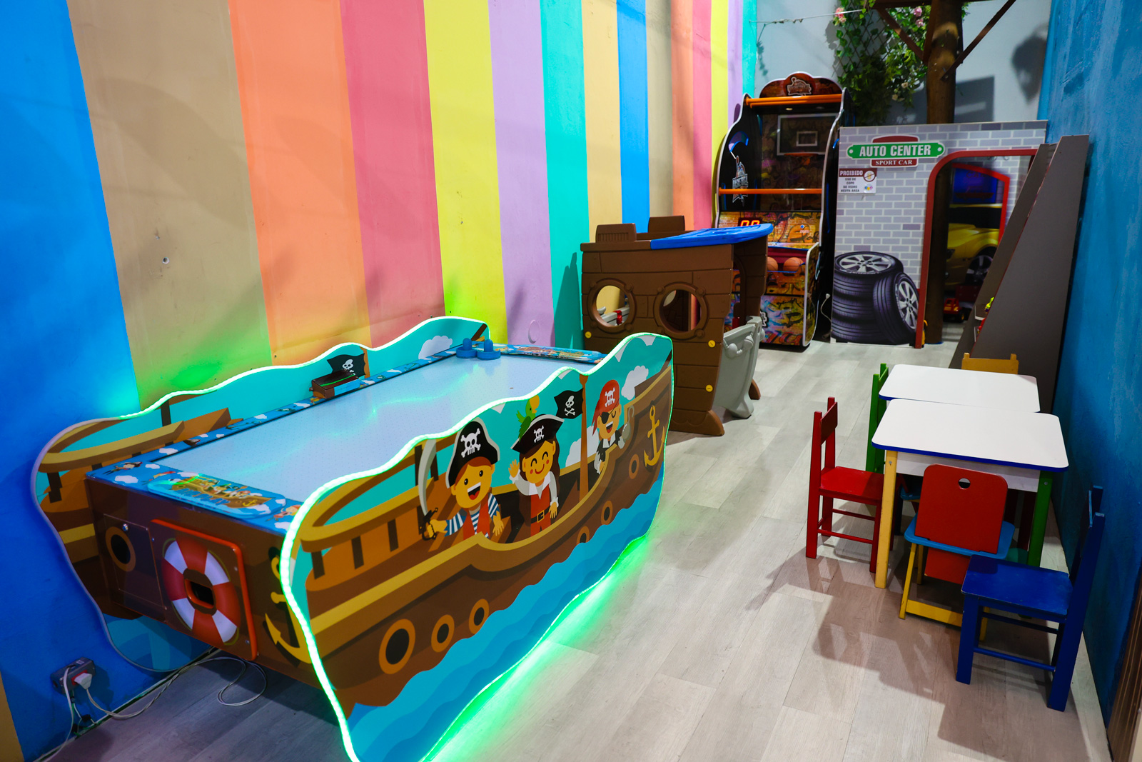 Fileira de arcades modernos