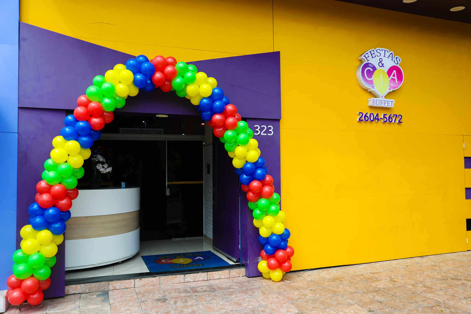Fachada — arco de balões e recepção